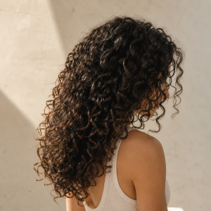Boucles souples brillantes et définies avec fluide coiffant La Biosthétique Curl